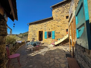 Outdoor dining - Chez Annaïk, 17th century farmhouse, an exceptional view of the Causse Méjean (Ispagnac)