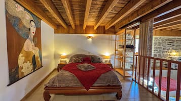 2 bedrooms, desk, iron/ironing board, WiFi