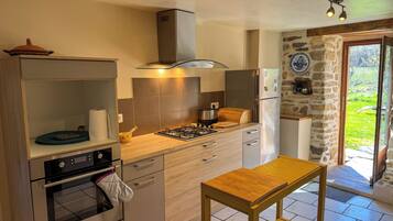 Frigorífico, microondas, horno y placa de cocina