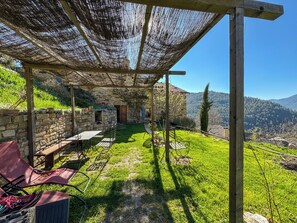 Outdoor dining - Chez Annaïk, 17th century farmhouse, an exceptional view of the Causse Méjean (Ispagnac)