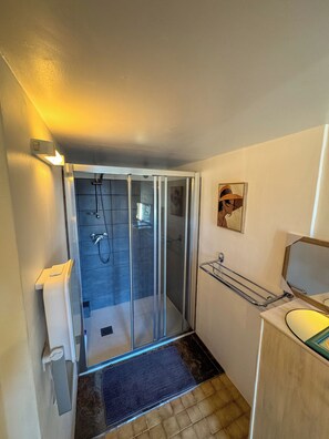 Shower, hair dryer, toilet paper - Chez Annaïk, 17th century farmhouse, an exceptional view of the Causse Méjean (Ispagnac)