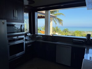 Réfrigérateur, micro-ondes, four, cafetière/bouilloire