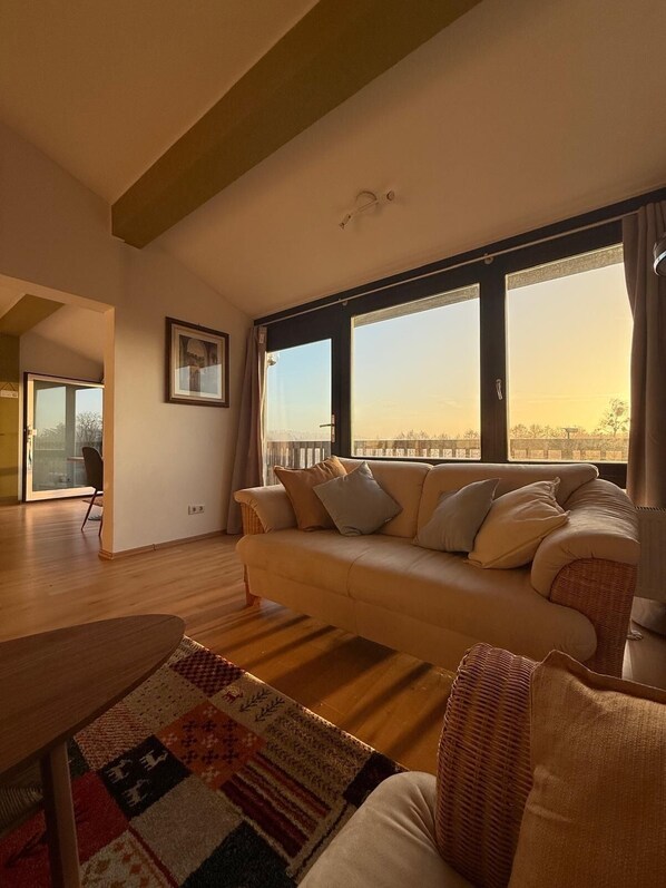 Smart TV, books - Lakehouse - Peaceful Arpartment Overlooking the Lake (Angermünde)