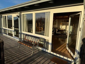 Terrace/patio - Lakehouse - Peaceful Arpartment Overlooking the Lake (Angermünde)