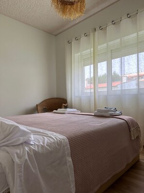 Iron/ironing board, WiFi, bed sheets