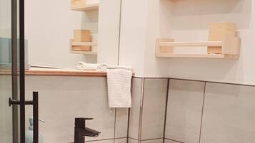 Bruser, hårtørrer, håndklæder, Sæbe