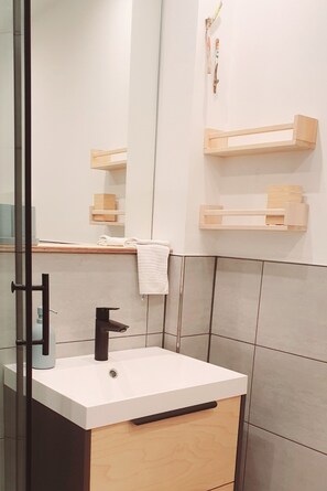 Douche, sèche-cheveux, serviettes fournies, savon