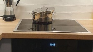 Une cuisine équipée d’un four encastré et d’une plaque de cuisson.