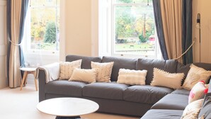 Living area - 3-Bed gem in the heart of Bath with Bath Abbey views. Sleeps 8 (Bath)
