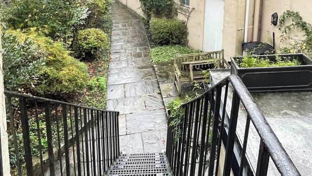 Property grounds - 3-Bed gem in the heart of Bath with Bath Abbey views. Sleeps 8 (Bath)