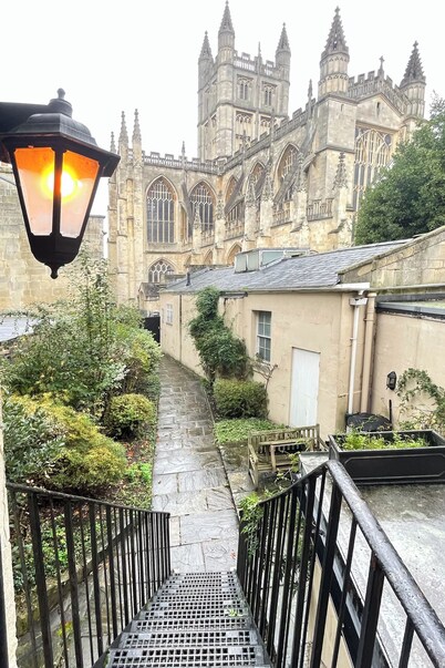 3-Bed gem in the heart of Bath with Bath Abbey views. Sleeps 8