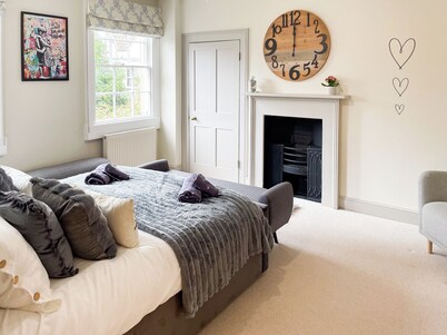 3-Bed gem in the heart of Bath with Bath Abbey views. Sleeps 8