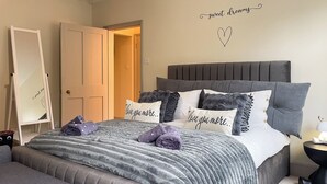3 bedrooms, iron/ironing board, WiFi, bed sheets - 3-Bed gem in the heart of Bath with Bath Abbey views. Sleeps 8 (Bath)