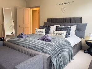 3 slaapkamers, een strijkplank/strijkijzer, wifi, beddengoed