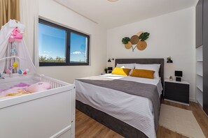 5 bedrooms, iron/ironing board, WiFi, bed sheets