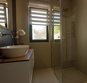 Dusche, Haartrockner, Handtücher, Seife