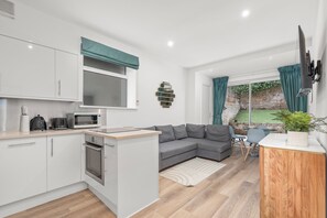 Private kitchen - Comfortable abode, located in Kensington (London)