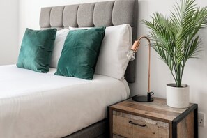 2 habitaciones, tabla de planchar con plancha, wifi y ropa de cama