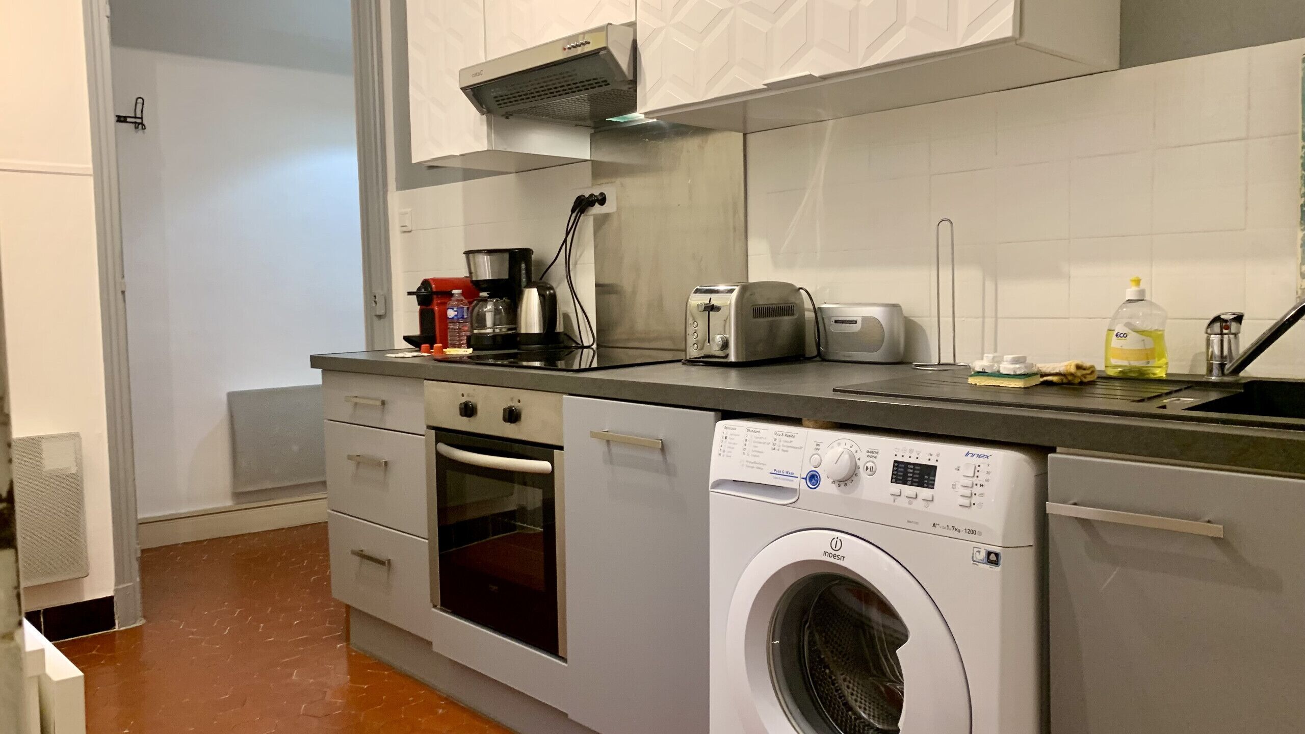 Een koelkast, een microgolfoven, een oven, een vaatwasser