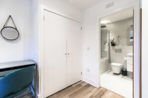 Douche, sèche-cheveux, serviettes fournies, savon