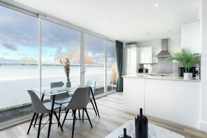 Dining - Cushy apartment, South-west Zone 1 London (London)