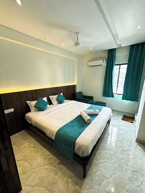 Premier Double Room | Desk, laptop workspace, soundproofing, free WiFi - hotel emerald (Visakhapatnam)