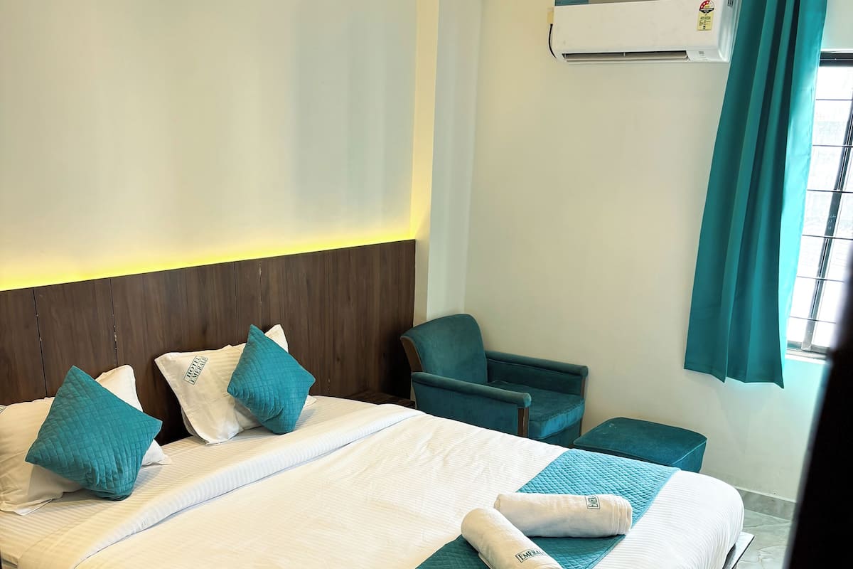 Premier Double Room | Desk, laptop workspace, soundproofing, free WiFi