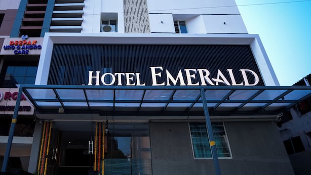 La facciata dell'Hotel Emerald, con un cartello ben visibile.