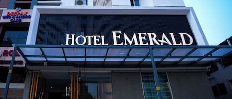 Vista frontal de la propiedad