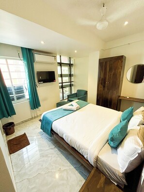 Premier Double Room | Desk, laptop workspace, soundproofing, free WiFi - hotel emerald (Visakhapatnam)