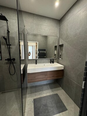 Dusche, Haartrockner, Handtücher, Toilettenpapier