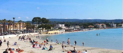 Chaises longues, serviettes de plage