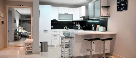 Réfrigérateur, four à micro-ondes, un four, surface de cuisson