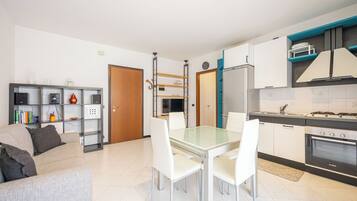 Classic-Apartment, Balkon | Wohnbereich | 20-Zoll-Flachbildfernseher mit Satellitenempfang