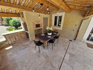 Outdoor dining - Gite in the heart of the Alpilles - lemasdeslauriers@gmail.com (Aureille)