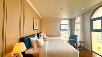 Deluxe Twin Room | 1 bedroom, in-room safe, desk, blackout drapes