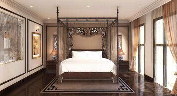 Cong Tu Suite | In-room safe, desk, blackout drapes, soundproofing