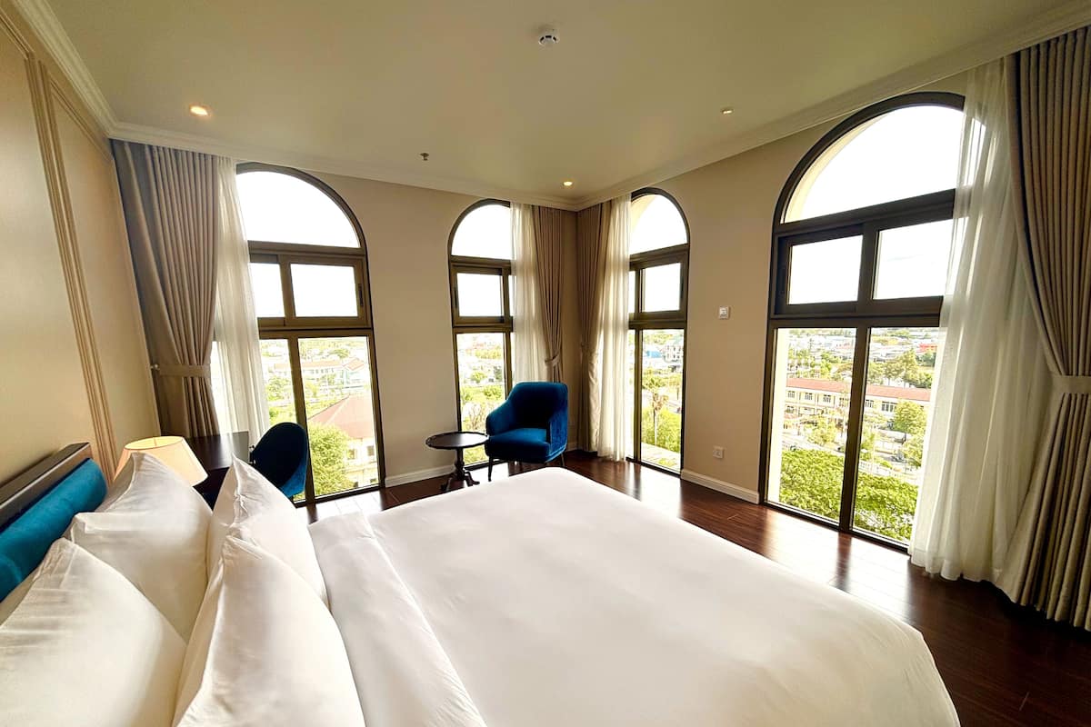 1 bedroom, in-room safe, desk, blackout curtains