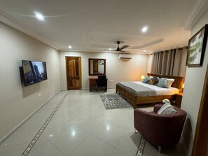 Desk, laptop workspace, free WiFi - Chester Hill Residence  (Kwabenyan)