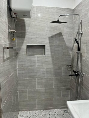 Kamar Double Deluks | Kamar mandi | Kombinasi shower/bathtub, handuk, sabun, dan sampo