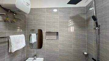 Kamar Double Mewah, pemandangan gunung | Kamar mandi | Kombinasi shower/bathtub, handuk, sabun, dan sampo