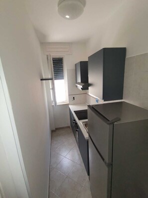 Kühlschrank, Ofen, Wasserkocher mit Kaffee-/Teezubehör