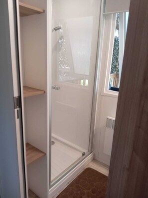 Shower, hair dryer, soap, shampoo - Luxury mobile home rental, spacious and comfortable, 3 bedrooms, fully equipped (Saint-Julien-en-Born)