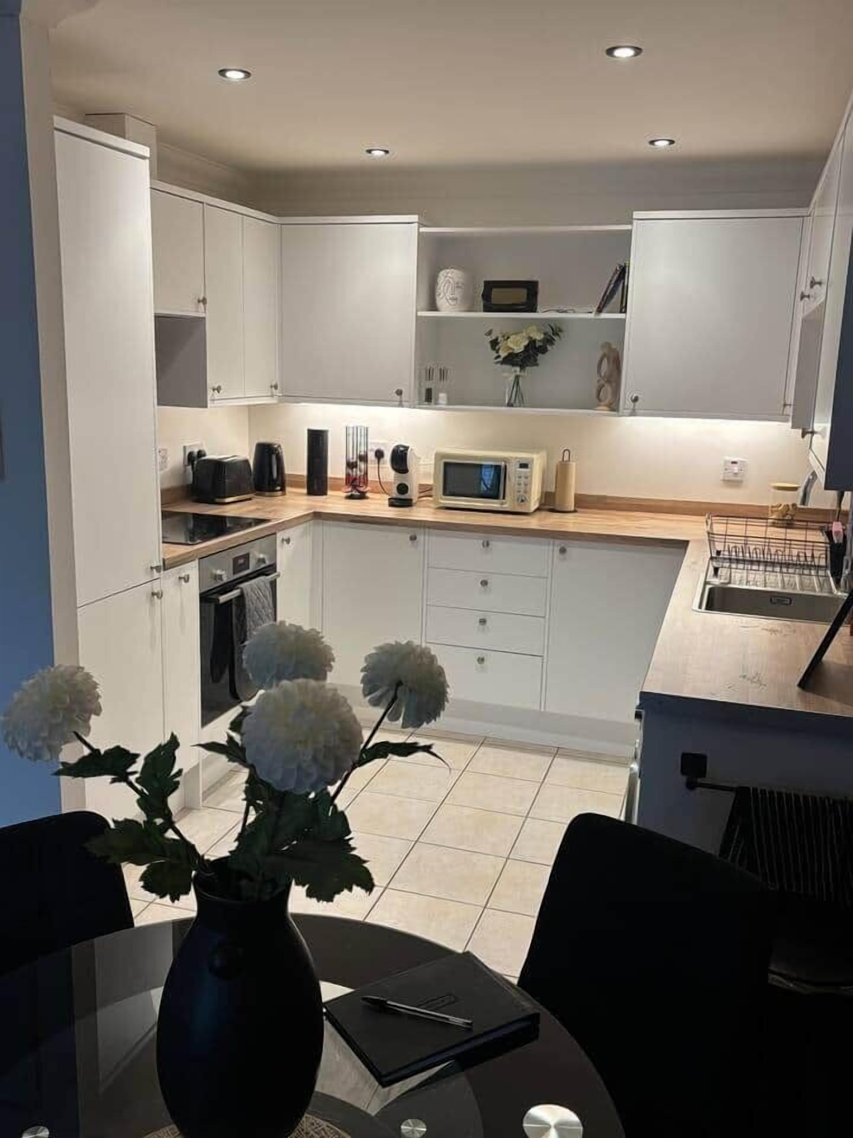 Coffee/tea maker, fridge, microwave, oven