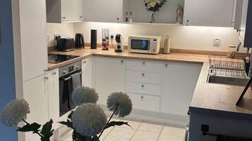 Coffee/tea maker, fridge, microwave, oven