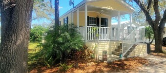 Charming 1-bedroom cottage in Ramblers Rest Resort Venice FL