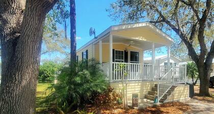 Charming 1-bedroom cottage in Ramblers Rest Resort Venice FL