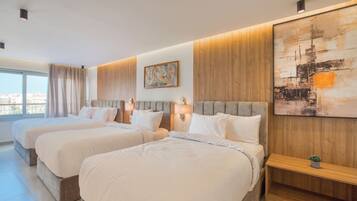 Minibar, individually decorated, individually furnished, desk