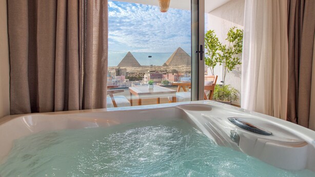 Un bain à remous avec vue sur les pyramides.