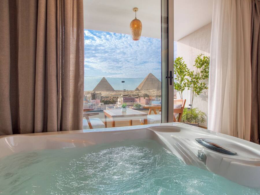 Suite de luna de miel, balcón, vista a la montaña | Minibar, decoración personalizada, muebles diferentes y escritorio